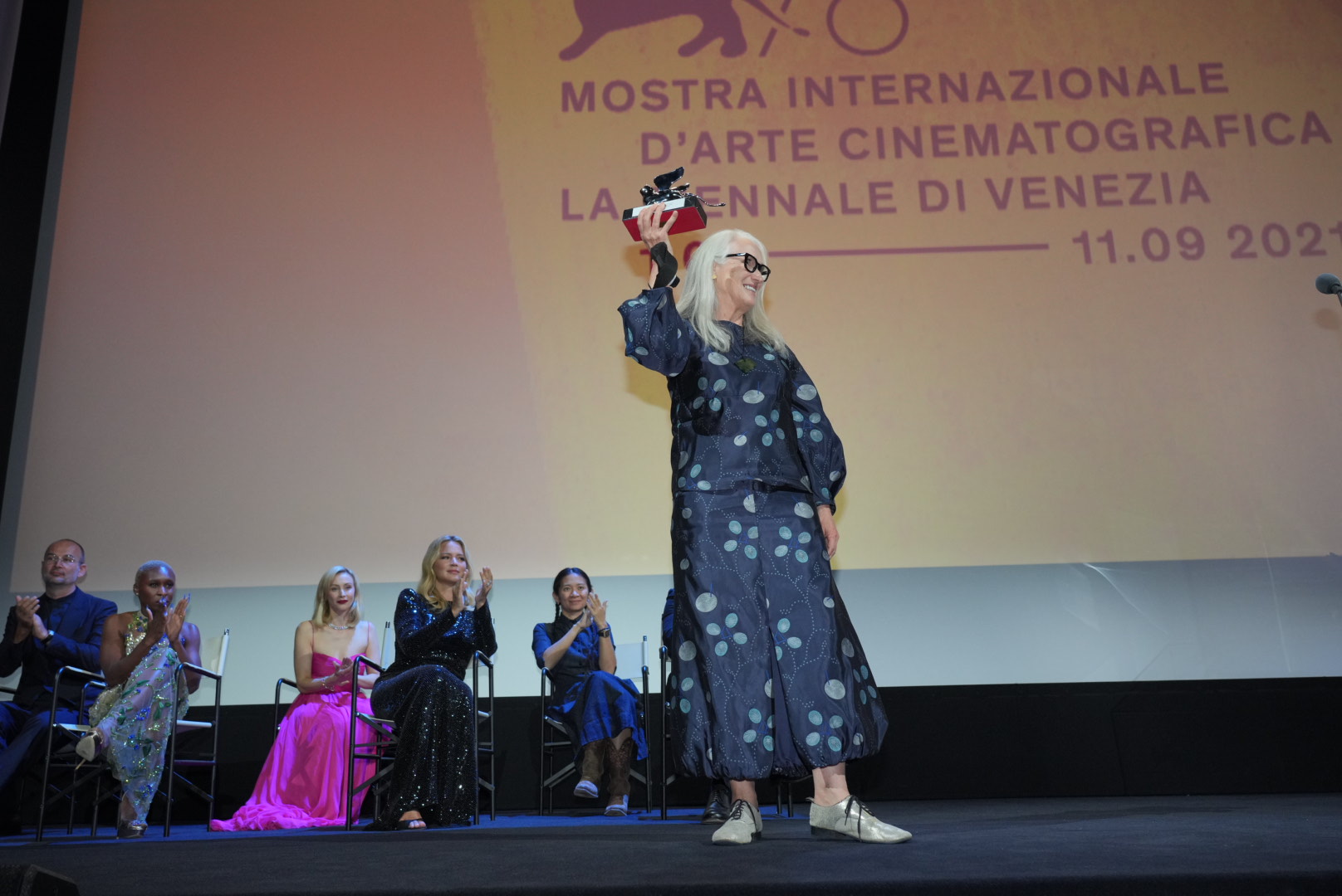 71073 AWARD CEREMONY VENEZIA 78 THE POWER OF THE DOG Jane Campion Credits La Biennale di Venezia Foto ASAC ph Andrea Avezz 3 